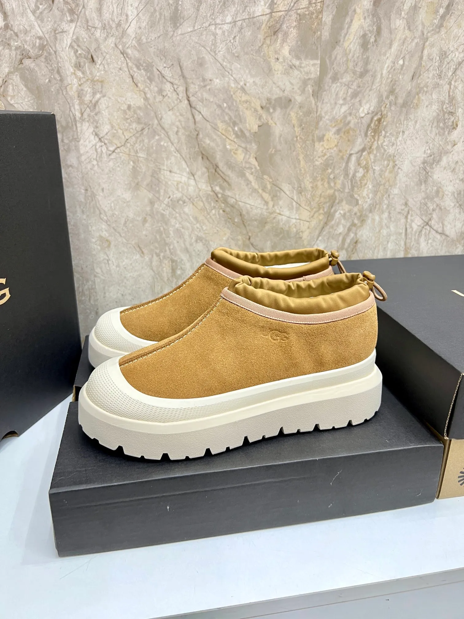 Men's men's shoes💰: 💰540💰Couple model👫 UGG Tasman Weather Hybrid one-second snow boots👢 Wang Yibo's same 👏 classic Tasman shoe is designed with environmentally friendly waterproof and snowproof material, which is both fashionable and functional. At the same time, it is paired with the new UGG Keen furry color-blocked jacket. Bright orange and maroon collide to create a new light outdoor style and open up a new travel experience in early autumn! Using the best materials, the 17mm fur-integrated surface is warmer and more breathable, and the outsole is upgraded to a lightweight and wear-resistant light wing technology outsole! Size: Women’s size 35-40 / Men’s size 38–44 (45 customized) Official website color
